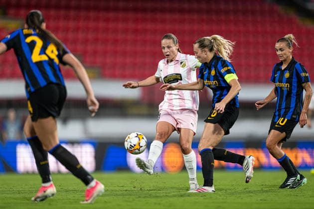 260922 Anna Anvegard of Häcken and Irene Santi +induring the Women s Champions League football match between Inter and Häcken on September 22, 2026 in Monza. Photo: Carl Sandin BILDBYRAN kod CS CS0982 fotboll football soccer fotball uefa womens champions league inter häcken dam bbeng Copyright: CARLxSANDIN BB260922CS067