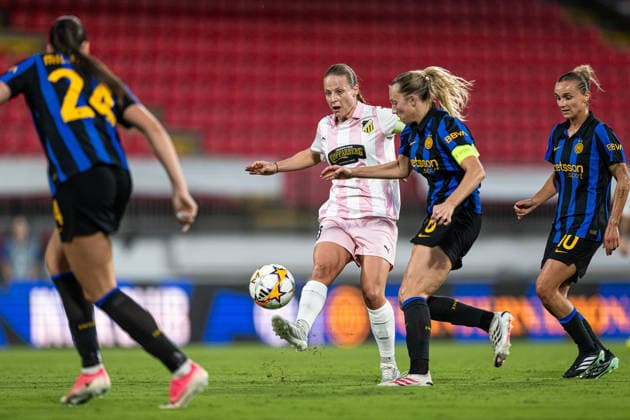 260922 Anna Anvegard of Häcken and Irene Santi of Inter during the Women s Champions League football match between Inter and Häcken on September 22, 2026 in Monza. Photo: Carl Sandin BILDBYRAN kod CS CS0982 fotboll football soccer fotball uefa womens champions league inter häcken dam bbeng Copyright: CARLxSANDIN BB260922CS069