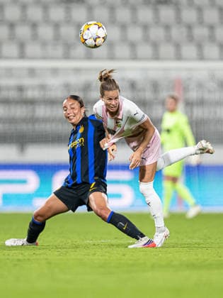 260922 Haley Bugeja of Inter and Aivi Luik of Häcken during the Women s Champions League football match between Inter and Häcken on September 22, 2026 in Monza. Photo: Carl Sandin BILDBYRAN kod CS CS0982 fotboll football soccer fotball uefa womens champions league inter häcken dam bbeng Copyright: CARLxSANDIN BB260922CS074