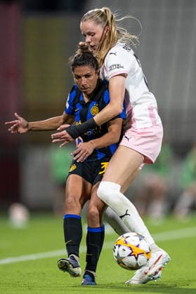 260922 Elisa Bartoli of Inter and Thelma Palmadottir of Häcken during the Women s Champions League football match between Inter and Häcken on September 22, 2026 in Monza. Photo: Carl Sandin BILDBYRAN kod CS CS0982 fotboll football soccer fotball uefa womens champions league inter häcken dam bbeng Copyright: CARLxSANDIN BB260922CS075