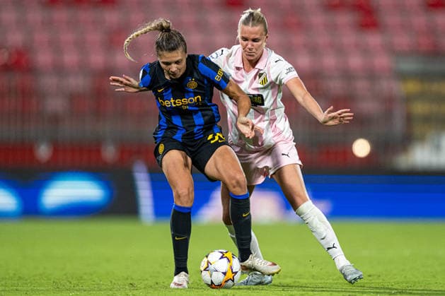 260922 Michela Cambiaghi of Inter and Josefine Rybrink of Häcken during the Women s Champions League football match between Inter and Häcken on September 22, 2026 in Monza. Photo: Carl Sandin BILDBYRAN kod CS CS0982 fotboll football soccer fotball uefa womens champions league inter häcken dam bbeng Copyright: CARLxSANDIN BB260922CS076