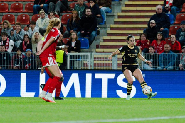 22.09.2026, GER, Fussball, Frauen, UEFA Womens Champions League, Saison 2026 2027, 1. Spieltag, FC Bayern München Frauen vs. Manchester City Carlotta Wamser ( Manchester City 37 ) im Zweikampf mit Glodis Perla Viggosdottir ( FC Bayern Muenchen 4 ) München Sportpark Unterhaching Bayern Deutschland Copyright: xNordphoto Vux