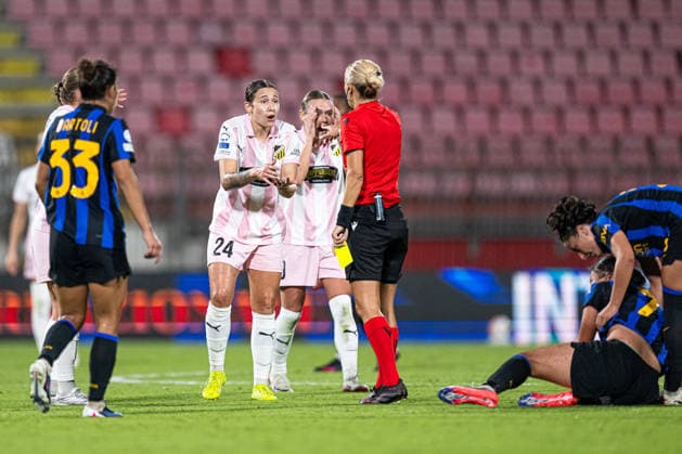 260922 Tabitha Michelle Tindell of Häcken reacts to the referee during the Women s Champions League football match between Inter and Häcken on September 22, 2026 in Monza. Photo: Carl Sandin BILDBYRAN kod CS CS0982 fotboll football soccer fotball uefa womens champions league inter häcken dam bbeng Copyright: CARLxSANDIN BB260922CS078