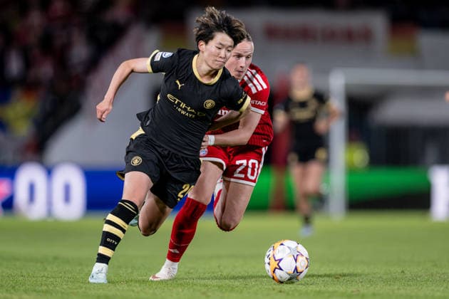 Kampf um den Ball Zweikampf zwischen Aoba Fujino (Manchester City WFC, 20) und Franziska Kett (FC Bayern Muenchen Frauen, 20) GER, FC Bayern Muenchen Frauen vs. Manchester City WFC, UEFA Womans Champions League, Ligaphase, 1. Spieltag, Spielzeit 2026 2027, 22.09.2026 (DFL DFB REGULATIONS PROHIBIT ANY USE OF PHOTOGRAPHS as IMAGE SEQUENCES and or QUASI-VIDEO). Foto: HMB Media Heike Feiner Copyright: HMBxMedia HeikexFeiner