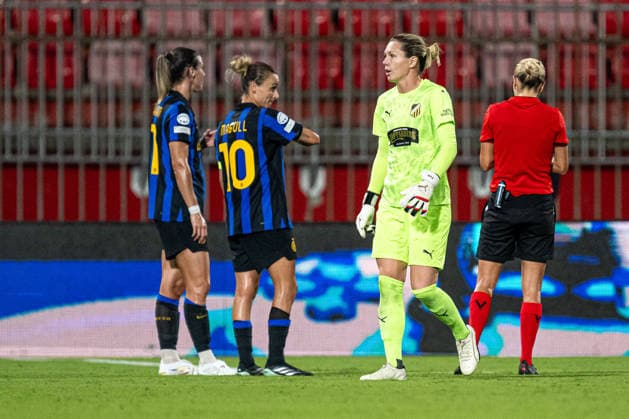 260922 Goalkeeper Jennifer Falk of Häcken receives a red card during the Women s Champions League football match between Inter and Häcken on September 22, 2026 in Monza. Photo: Carl Sandin BILDBYRAN kod CS CS0982 fotboll football soccer fotball uefa womens champions league inter häcken dam bbeng depp Copyright: CARLxSANDIN BB260922CS081