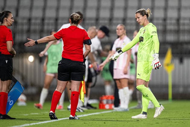 260922 Goalkeeper Jennifer Falk of Häcken receives a red card during the Women s Champions League football match between Inter and Häcken on September 22, 2026 in Monza. Photo: Carl Sandin BILDBYRAN kod CS CS0982 fotboll football soccer fotball uefa womens champions league inter häcken dam bbeng depp Copyright: CARLxSANDIN BB260922CS083