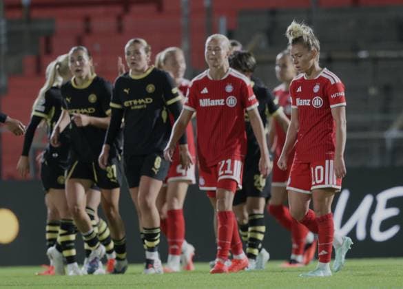 Enttaeuscht . . . Bayerns 21 Pernille HARDER und Bayerns 10 Linda DALLMANN nach Gegentreffer zum 2:2. Frauenfussball: Muenchen - Manchester. Frauen - Fußball - Championsleague, FC Bayern München - Manchester City, Gruppenphase Saison 2026-2027, am 22.09.2026 in Unterhaching, S P O R T P A R K U N T E R H A C H I N G, Deutschland. Quelle Copyright Credit : Oryk HAIST