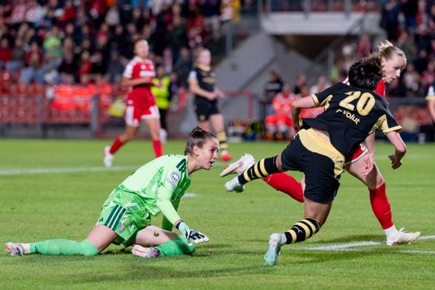 Diese Szene von Ena Mahmutovic (Torfrau, FC Bayern Muenchen Frauen, 01) und Franziska Kett (FC Bayern Muenchen Frauen, 20) gegen Aoba Fujino (Manchester City WFC, 20) fuehrt zu einem Elfmeter Strafstoss GER, FC Bayern Muenchen Frauen vs. Manchester City WFC, UEFA Womans Champions League, Ligaphase, 1. Spieltag, Spielzeit 2026 2027, 22.09.2026 (DFL DFB REGULATIONS PROHIBIT ANY USE OF PHOTOGRAPHS as IMAGE SEQUENCES and or QUASI-VIDEO). Foto: HMB Media Franz Feiner Copyright: HMBxMedia FranzxFeiner