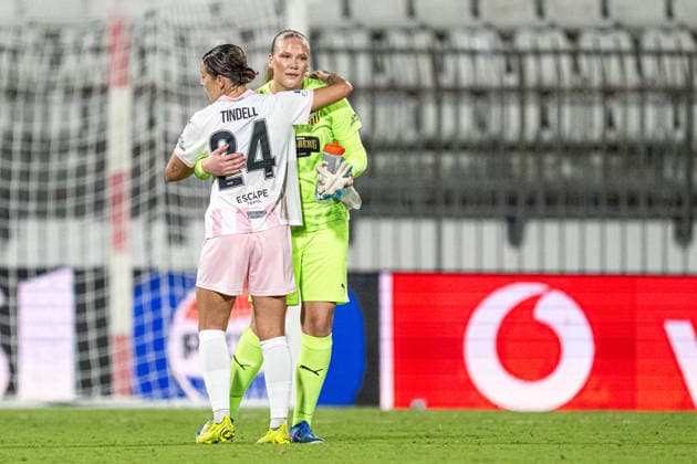 260922 Tabitha Michelle Tindell and goalkeeper Hanna Karlsson of Häcken after the Women s Champions League football match between Inter and Häcken on September 22, 2026 in Monza. Photo: Carl Sandin BILDBYRAN kod CS CS0982 fotboll football soccer fotball uefa womens champions league inter häcken dam bbeng Copyright: CARLxSANDIN BB260922CS087