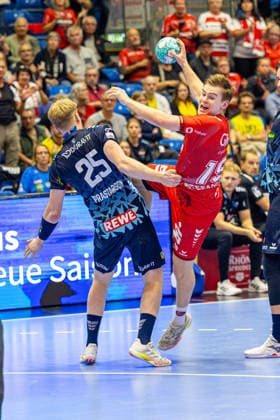 HBL Pokal, 2. Runde, Kassel, MT Melsungen vs. Rhein-Neckar Loewen, Rothenbach-Halle Kassel; 22.09.2026 HBL Pokal, 2. Runde, Kassel, Germany - 22.09.2026: Reynir Thor Stefansson (MT Melsungen, 19) beim Wurf gegen Haukur Thrastarson (Rhein-Neckar Löwen, 25), Handball Bundesliga, Spiel der MT Melsungen vs. Rhein-Neckar Loewen, Rothenbach-Halle Kassel Copyright: xBEAUTIFULxSPORTS Freudensteinx