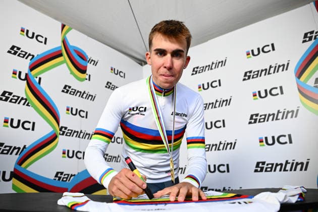 2026 UCI Road World Championships Picture by Simon Wilkinson SWpix.com - 22 09 2026 - Cycling - 2026 UCI Road World Championships - MontrÃ al, Canada - Men Junior Individual Time Trial (ITT) Podium - Benjamin Noval (Spain) Signs the Santini World Champions Jersey after winning the Men Junior Individual Time Trial (ITT) MontrÃ al Avenue du Parc Canada Copyright: x xSWpix.comx(t axPhotographyxHubxLtd)xSimonxWilkinson SWpix.comx SWP-3521-1612