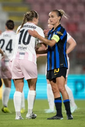 260922 Anna Anvegard of Häcken and Lina Magull of Inter after the Women s Champions League football match between Inter and Häcken on September 22, 2026 in Monza. Photo: Carl Sandin BILDBYRAN kod CS CS0982 fotboll football soccer fotball uefa womens champions league inter häcken dam bbeng fotboll football soccer fotball uefa womens champions league inter häcken dam bbeng Copyright: CARLxSANDIN BB260922CS097
