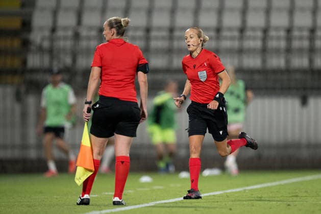 260922 Referee Ivana Martincic during the Women s Champions League football match between Inter and Häcken on September 22, 2026 in Monza. Photo: Carl Sandin BILDBYRAN kod CS CS0982 fotboll football soccer fotball uefa womens champions league inter häcken dam bbeng fotboll football soccer fotball uefa womens champions league inter häcken dam bbeng Copyright: CARLxSANDIN BB260922CS102
