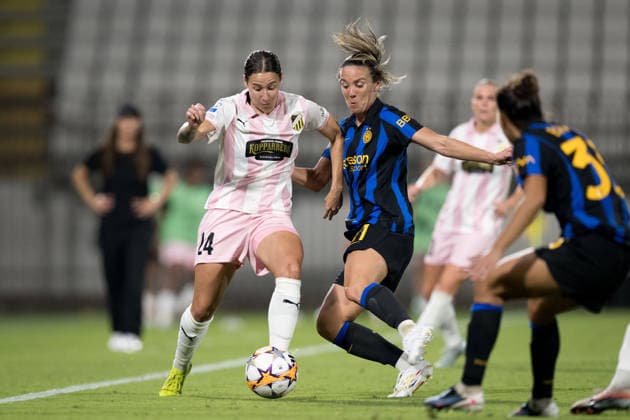 260922 Tabitha Michelle Tindell of Häcken and Clarisse Le Bihan of Inter during the Women s Champions League football match between Inter and Häcken on September 22, 2026 in Monza. Photo: Carl Sandin BILDBYRAN kod CS CS0982 fotboll football soccer fotball uefa womens champions league inter häcken dam bbeng fotboll football soccer fotball uefa womens champions league inter häcken dam bbeng Copyright: CARLxSANDIN BB260922CS104