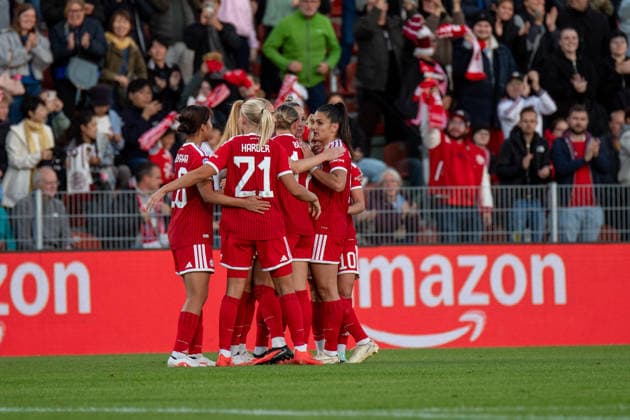Momoko Tanikawa (18 Bayern) , n21 , Klara Bühl (17 FC Bayern) , Giulia Gwinn (7 FC Bayern) , Jovana Damnjanovic (9 Bayern) jubeln über das Tor zum 2-0 UEFA Womens Champions League Spiel FC Bayern München - Manchester City am 22.09.2026. Unterhaching uhlsport PARK Bayern Deutschland