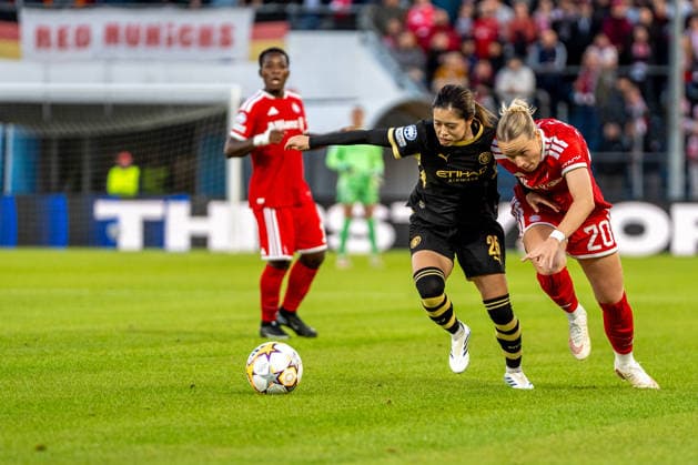 Yui Hasegawa (25 Manchester) und Franziska Kett (20 Bayern) in Aktion beim UEFA Womens Champions League Spiel FC Bayern München - Manchester City am 22.09.2026. Unterhaching uhlsport PARK Bayern Deutschland