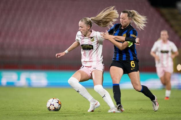 260922 Thelma Palmadottir of Häcken and Irene Santi of Inter during the Women s Champions League football match between Inter and Häcken on September 22, 2026 in Monza. Photo: Carl Sandin BILDBYRAN kod CS CS0982 fotboll football soccer fotball uefa womens champions league inter häcken dam bbeng fotboll football soccer fotball uefa womens champions league inter häcken dam bbeng Copyright: CARLxSANDIN BB260922CS112