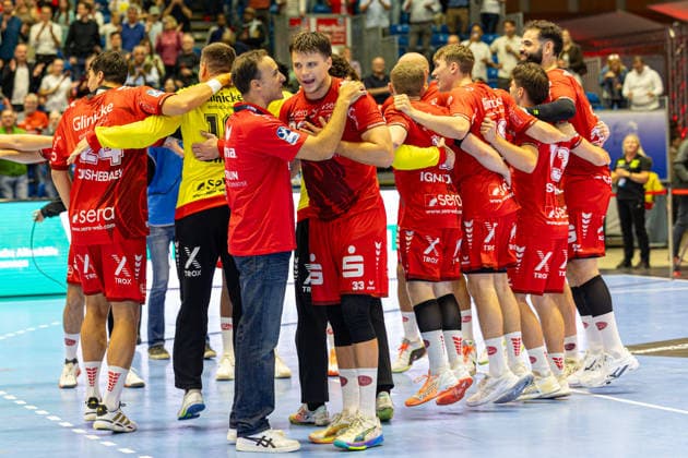 HBL Pokal, 2. Runde, Kassel, MT Melsungen vs. Rhein-Neckar Loewen, Rothenbach-Halle Kassel; 22.09.2026 HBL Pokal, 2. Runde, Kassel, Germany - 22.09.2026: Die Spieler der MT Melsungen feiern das gewonnene Spiel nach der Verlängerung, Handball Bundesliga, Spiel der MT Melsungen vs. Rhein-Neckar Loewen, Rothenbach-Halle Kassel Copyright: xBEAUTIFULxSPORTS Freudensteinx