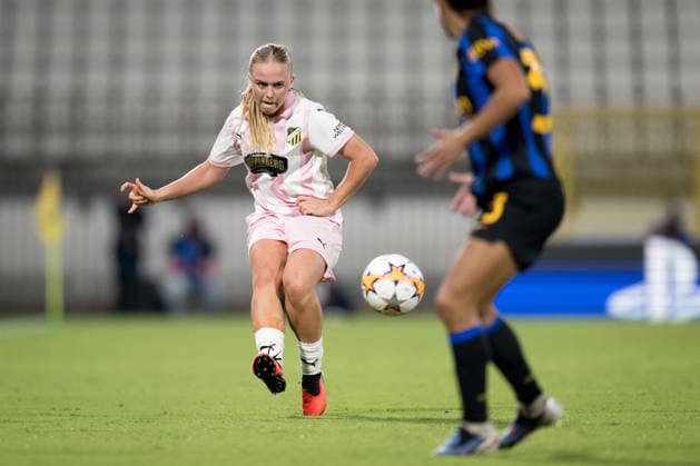 260922 Pernille Sanvig of Häcken during the Women s Champions League football match between Inter and Häcken on September 22, 2026 in Monza. Photo: Carl Sandin BILDBYRAN kod CS CS0982 fotboll football soccer fotball uefa womens champions league inter häcken dam bbeng fotboll football soccer fotball uefa womens champions league inter häcken dam bbeng Copyright: CARLxSANDIN BB260922CS118