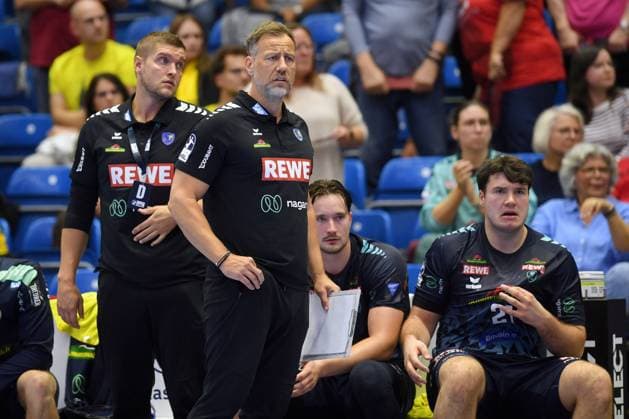 Michel Abt (Co-Trainer Rhein-Neckar Loewen), Michel Abt (Co-Trainer Rhein-Neckar Loewen) enttaeuscht, frustriert, Emotion, Aron Seesing (Rhein-Neckar Loewen 21) (R) , GER, MT Melsungen - Rhein-Neckar Loewen, Handball, DHB Pokal, 2. Runde, Saison 2026 2027, 22.09.2026, GER, MT Melsungen - Rhein-Neckar Loewen, Handball, DHB Pokal, 2. Runde, Saison 2026 2027, 22.09.2026 Kassel Copyright: xEibner-Pressefotox xRolandxSippelx EP_RSL