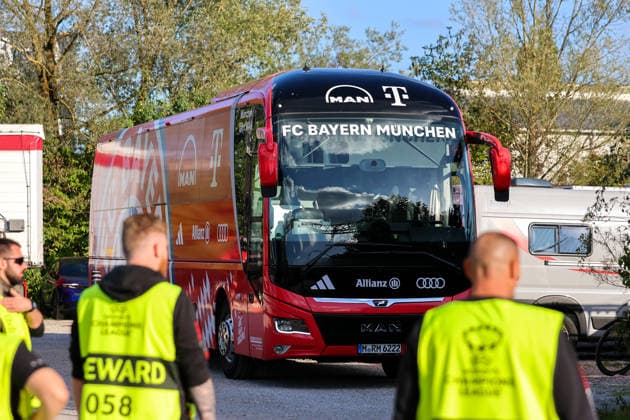 Fussball: Europa: UEFA Women s Champions League 2026 2027 - 1. Spieltag der Ligaphase, 22.09.2026, 18:45 Uhr - FC Bayern München Frauen vs. Manchester City Women - Sportpark Unterhaching (Unterhaching, Deutschland); Der Bayern Teambus Unterhaching (München) Sportpark Unterhaching Bayern Deutschland Copyright: xAmiirxAmedjouax