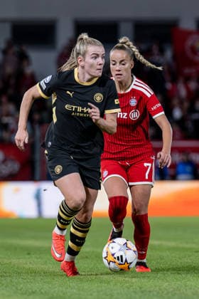 Lauren Hemp (Manchester City WFC, 11) vor Giulia Gwinn (FC Bayern Muenchen Frauen, 07) GER, FC Bayern Muenchen Frauen vs. Manchester City WFC, UEFA Womans Champions League, Ligaphase, 1. Spieltag, Spielzeit 2026 2027, 22.09.2026 (DFL DFB REGULATIONS PROHIBIT ANY USE OF PHOTOGRAPHS as IMAGE SEQUENCES and or QUASI-VIDEO). Foto: HMB Media Heike Feiner Copyright: HMBxMedia HeikexFeiner