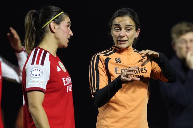 Arsenal v HB Koge Women 22 September 2026, Borehamwood - UEFA Women™s Champions League - Arsenal v HB Koge Women - Mariona Caldentey of Arsenal speaks with manager Renee Slegers - Photo: Charlotte Wilson Offside. Borehamwood UK Copyright: xCharlottexWilsonx xOffsidexOffside
