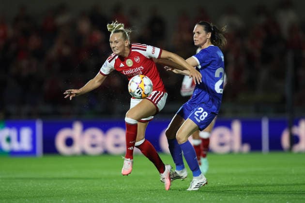 Arsenal v HB Koge Women 22 September 2026, Borehamwood - UEFA Women™s Champions League - Arsenal v HB Koge Women - Stina Blackstenius of Arsenal and Simone Boye Sorensen of HB Koge - Photo: Charlotte Wilson Offside. Borehamwood UK Copyright: xCharlottexWilsonx xOffsidexOffside