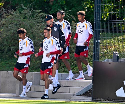 23.09.2026, Fussball DFB-Nationalmannschaft Deutschland, Trainingslager in Herzogenaurach, im Homeground bei ADIDAS, vor den UEFA Nations League Spielen, v.l. Nathaniel Brown (Deutschland), Trainer Jürgen Klopp (Deutschland), Younes Ebnoutalib (Deutschland ) , Kevin Schade (Deutschland), Bambase Conte