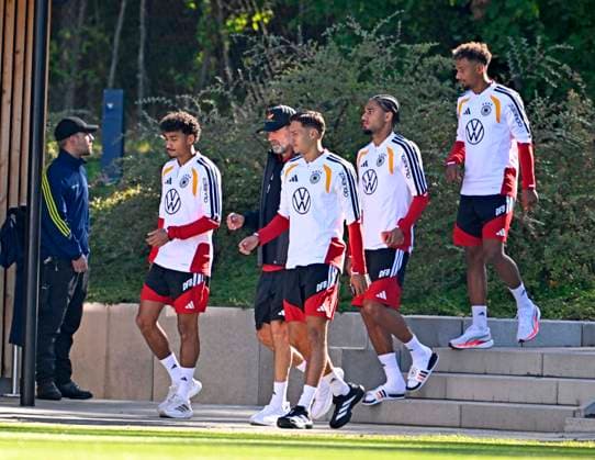 23.09.2026, Fussball DFB-Nationalmannschaft Deutschland, Trainingslager in Herzogenaurach, im Homeground bei ADIDAS, vor den UEFA Nations League Spielen, v.l. Nathaniel Brown (Deutschland), Trainer Jürgen Klopp (Deutschland), Younes Ebnoutalib (Deutschland ) , Kevin Schade (Deutschland) Bambase Conte