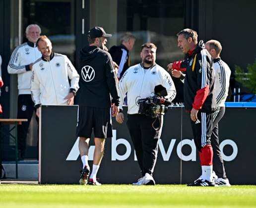 23.09.2026, Fussball DFB-Nationalmannschaft Deutschland, Trainingslager in Herzogenaurach, im Homeground bei ADIDAS, vor den UEFA Nations League Spielen, Trainer Jürgen Klopp (Deutschland) , und der Videograf und Co-Trainer Peter Krawietz (Deutschland)