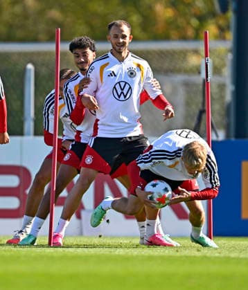 23.09.2026, Fussball DFB-Nationalmannschaft Deutschland, Trainingslager in Herzogenaurach, im Homeground bei ADIDAS, vor den UEFA Nations League Spielen, Nathaniel Brown (Deutschland), Kevin Schade (Deutschland) und Hennes Behrens (Deutschalnd) und Max Rosenfelder (Deutschalnd).
