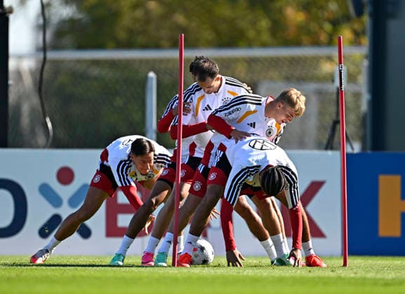 23.09.2026, Fussball DFB-Nationalmannschaft Deutschland, Trainingslager in Herzogenaurach, im Homeground bei ADIDAS, vor den UEFA Nations League Spielen, Nathaniel Brown (Deutschland), Kevin Schade (Deutschland) und Hennes Behrens (Deutschalnd) und Max Rosenfelder (Deutschalnd) und Younes Ebnoutalib (Deutschland)