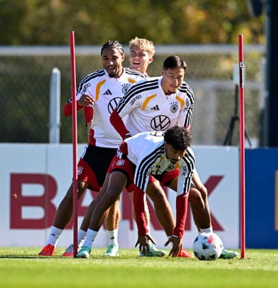 23.09.2026, Fussball DFB-Nationalmannschaft Deutschland, Trainingslager in Herzogenaurach, im Homeground bei ADIDAS, vor den UEFA Nations League Spielen, Nathaniel Brown (Deutschland), Younes Ebnoutalib (Deutschland) Kevin Schade (Deutschland) und Hennes Behrens (Deutschland).