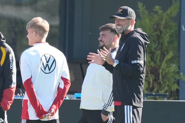 Bundestrainer Jürgen Klopp (Deutschland Germany) Ansprache an die Mannschaft - Herzo Base 23.09.2026: Deutsche Nationalmannschaft Nations League Abschlusstraining Home Ground, HerzoBase, World of Adidas, Herzogenaurach