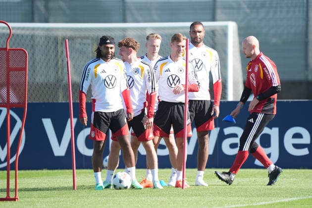 Serge Gnabry, Philipp Treu (Deutschland Germany), Chris Führich, Joshua Kimmich (Deutschland Germany), Jonathan Tah (Deutschland Germany) mit Athletiktrainer Krunoslav Banovcic (Deutschland Germany) - Herzo Base 23.09.2026: Deutsche Nationalmannschaft Nations League Abschlusstraining Home Ground, HerzoBase, World of Adidas, Herzogenaurach