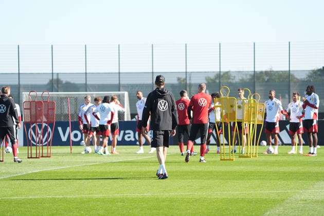 Bundestrainer Jürgen Klopp (Deutschland Germany) sieht beim Training zu - Herzo Base 23.09.2026: Deutsche Nationalmannschaft Nations League Abschlusstraining Home Ground, HerzoBase, World of Adidas, Herzogenaurach