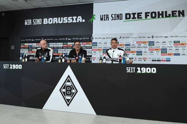 Vorstellung von Alexander Blessin als neuer Cheftrainer von Borussia Mönchengladbach am 23.09.2026 im ista-Borussia-Park in Mönchengladbach Rouven Schröder ( Head of Sports Mönchengladbach ), links - Lübbo Popken ( Pressesprecher Mönchengladbach ), mitte - Alexander Blessin ( Trainer Cheftrainer Mönchengladbach ), rechts