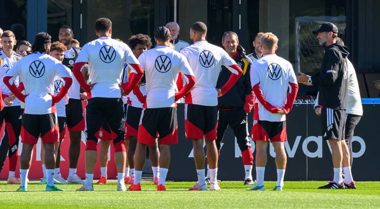 23.09.2026 - Fussball - DFB Deutscher Fussball Bund - Nationalmannschaft Nationalteam Deutschland - Training - - xwoxzix - Jürgen Klopp ( Bundestrainer Deutschland ) spricht zu Mannschaft Team