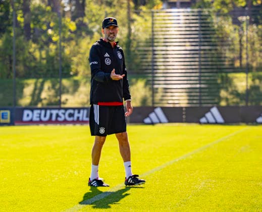 23.09.2026, Fussball DFB-Nationalmannschaft Deutschland, Trainingslager in Herzogenaurach, im Homeground bei ADIDAS, vor den UEFA Nations League Spielen, Bundestrainer Jürgen Klopp (Deutschland) macht kurz Station bei den Journalisten am Spielfeldrand, während seine Spieler weitertrainieren.
