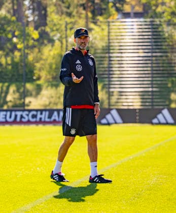23.09.2026, Fussball DFB-Nationalmannschaft Deutschland, Trainingslager in Herzogenaurach, im Homeground bei ADIDAS, vor den UEFA Nations League Spielen, Bundestrainer Jürgen Klopp (Deutschland) macht kurz Station bei den Journalisten am Spielfeldrand, während seine Spieler weitertrainieren.
