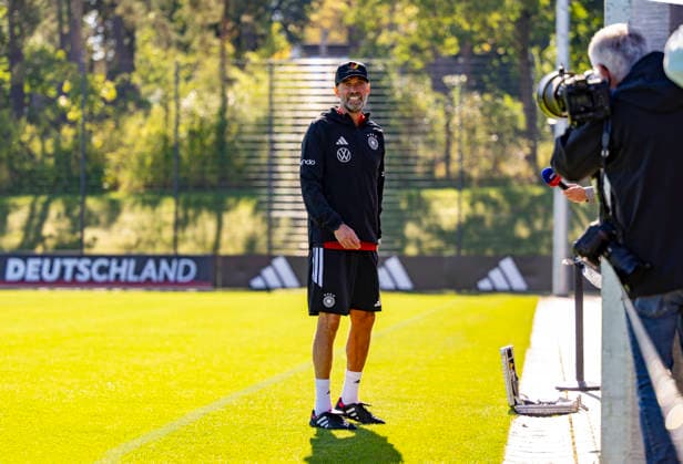 23.09.2026, Fussball DFB-Nationalmannschaft Deutschland, Trainingslager in Herzogenaurach, im Homeground bei ADIDAS, vor den UEFA Nations League Spielen, Bundestrainer Jürgen Klopp (Deutschland) macht kurz Station bei den Journalisten am Spielfeldrand, während seine Spieler weitertrainieren.