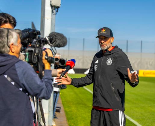 23.09.2026, Fussball DFB-Nationalmannschaft Deutschland, Trainingslager in Herzogenaurach, im Homeground bei ADIDAS, vor den UEFA Nations League Spielen, Bundestrainer Jürgen Klopp (Deutschland) macht kurz Station bei den Journalisten am Spielfeldrand, während seine Spieler weitertrainieren.