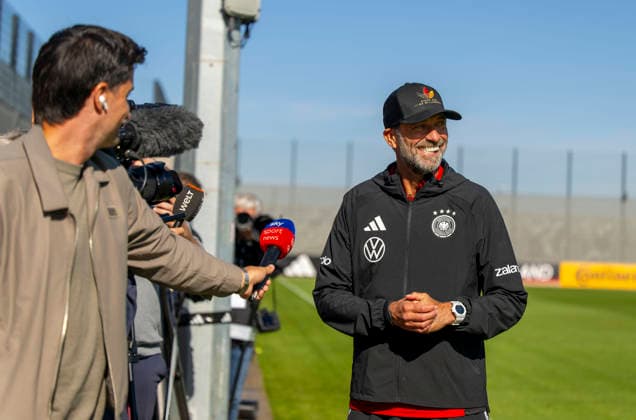 23.09.2026, Fussball DFB-Nationalmannschaft Deutschland, Trainingslager in Herzogenaurach, im Homeground bei ADIDAS, vor den UEFA Nations League Spielen, Bundestrainer Jürgen Klopp (Deutschland) macht kurz Station bei den Journalisten am Spielfeldrand, während seine Spieler weitertrainieren.