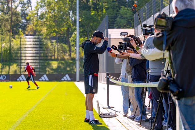 23.09.2026, Fussball DFB-Nationalmannschaft Deutschland, Trainingslager in Herzogenaurach, im Homeground bei ADIDAS, vor den UEFA Nations League Spielen, Bundestrainer Jürgen Klopp (Deutschland) macht kurz Station bei den Journalisten am Spielfeldrand, während seine Spieler weitertrainieren.
