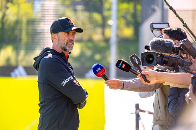 23.09.2026, Fussball DFB-Nationalmannschaft Deutschland, Trainingslager in Herzogenaurach, im Homeground bei ADIDAS, vor den UEFA Nations League Spielen, Bundestrainer Jürgen Klopp (Deutschland) macht kurz Station bei den Journalisten am Spielfeldrand, während seine Spieler weitertrainieren.