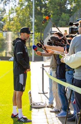 23.09.2026, Fussball DFB-Nationalmannschaft Deutschland, Trainingslager in Herzogenaurach, im Homeground bei ADIDAS, vor den UEFA Nations League Spielen, Bundestrainer Jürgen Klopp (Deutschland) macht kurz Station bei den Journalisten am Spielfeldrand, während seine Spieler weitertrainieren.