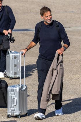 Abflug der deutschen DFB Fußball-Nationalmannschaft nach Amsterdam für dasNations-League Spiel gegen Niederlande, Nürnberg, 23.09.2026 Nationaltrainer Jürgen Klopp läuft lächelnd mit Rollkoffer und Jacke über das Flugfeld. Die Mannschaft reist zum Spiel gegen die Niederlande nach Amsterdam. Nürnberg Bayern Deutschland