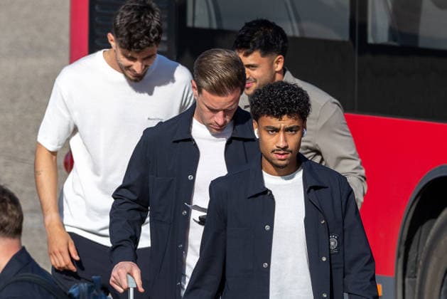 Abflug der deutschen DFB Fußball-Nationalmannschaft nach Amsterdam für dasNations-League Spiel gegen Niederlande, Nürnberg, 23.09.2026 Spieler der deutschen Fußball-Nationalmannschaft steigen aus dem Mannschaftsbus vor der Abreise zum Spiel gegen die Niederlande. Nathaniel Brown geht im Vordergrund, dahinter weitere Nationalspieler in Teamkleidung. Nürnberg Bayern Deutschland