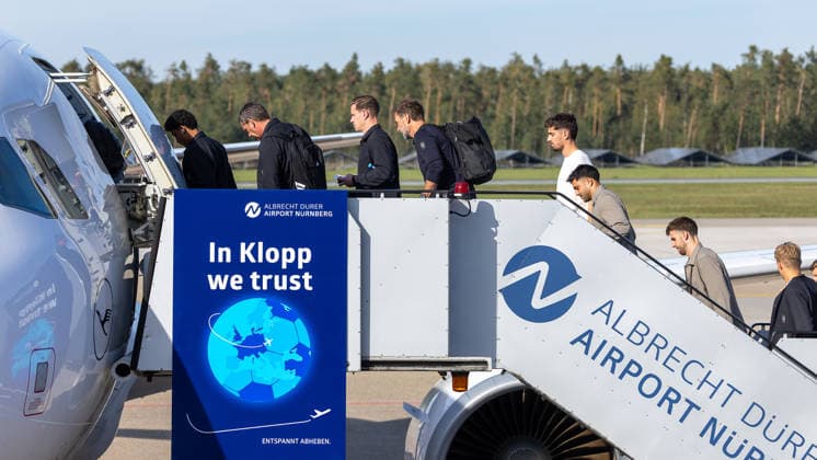 Abflug der deutschen DFB Fußball-Nationalmannschaft nach Amsterdam für dasNations-League Spiel gegen Niederlande, Nürnberg, 23.09.2026 Spieler der deutschen Fußball-Nationalmannschaft steigen über eine Gangway am Albrecht Dürer Airport in eine Sondermaschine der Lufthansa. Der Abflug erfolgt vor dem Nations-League-Spiel gegen die Niederlande. Nürnberg Bayern Deutschland